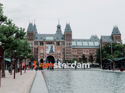 Hausboot mieten in Amsterdam Photo by jennieramida on Unsplash