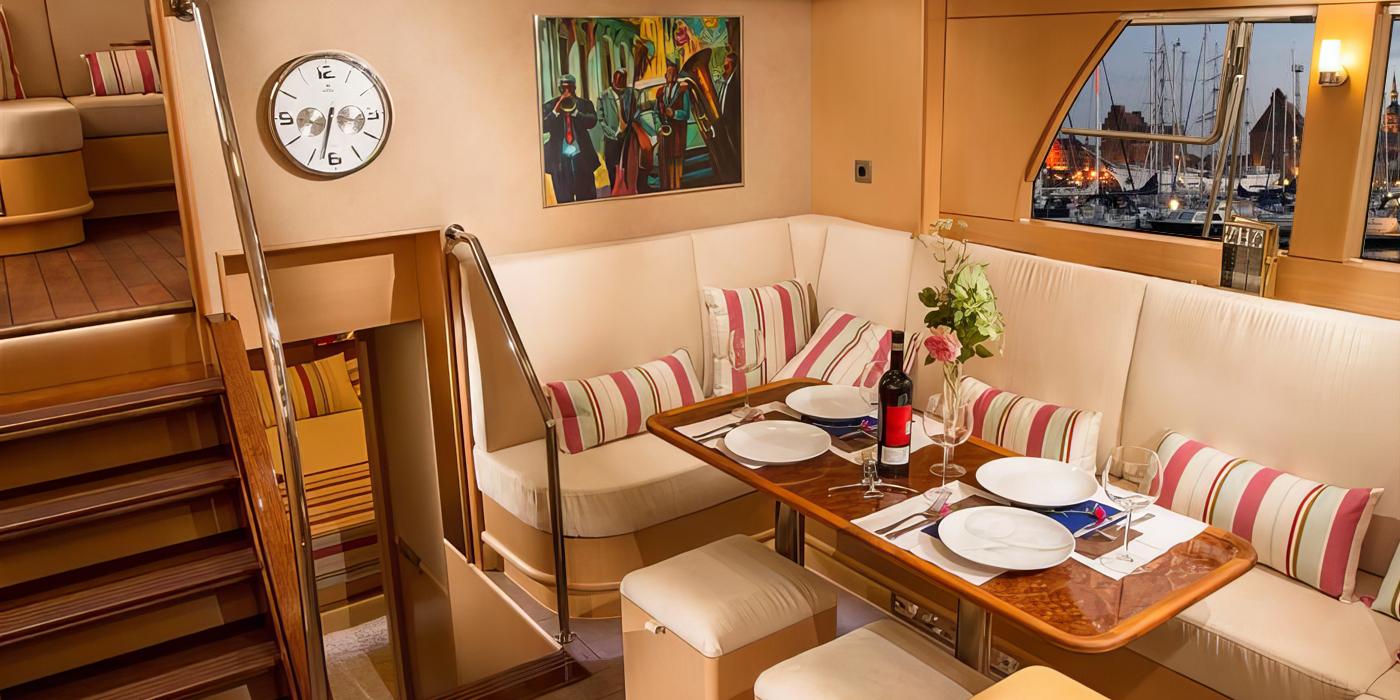 Fewo-Yacht Explorer - Eine Yacht im Hafen von Stralsund als Freienwohnung